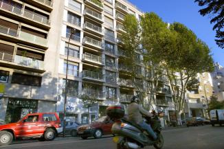 Un scooter passe, le 22 octobre 2005 dans le 8e arrondissement de Marseille, devant l'immeuble o� habitait un couple dont les trois enfants ont �t� retrouv�s morts. | AFP/ANNE-CHRISTINE POUJOULAT